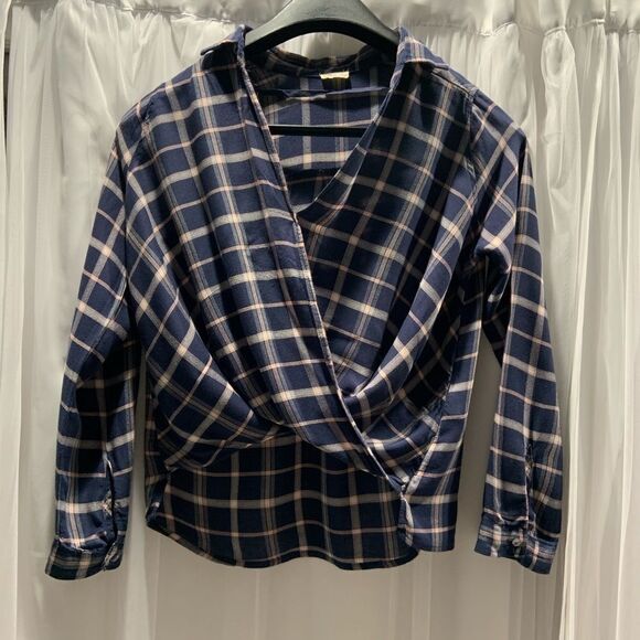 🏷️ 5 for $25 - HOLLISTER Faux Wrap Top - Picture 2 of 5
